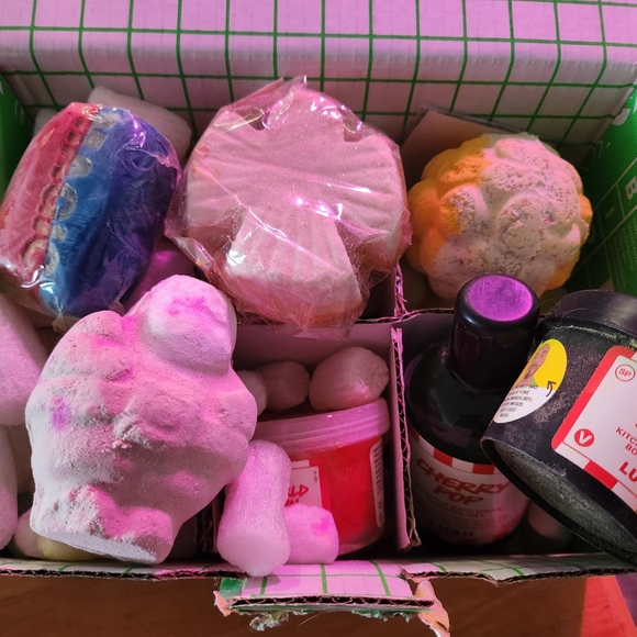 Assorted Lush Kitchen box items - Picture 1 of 10